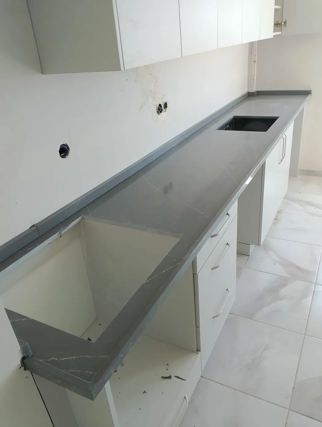 Mermer banyo tezgahı ve denizlik uygulaması — Antalya